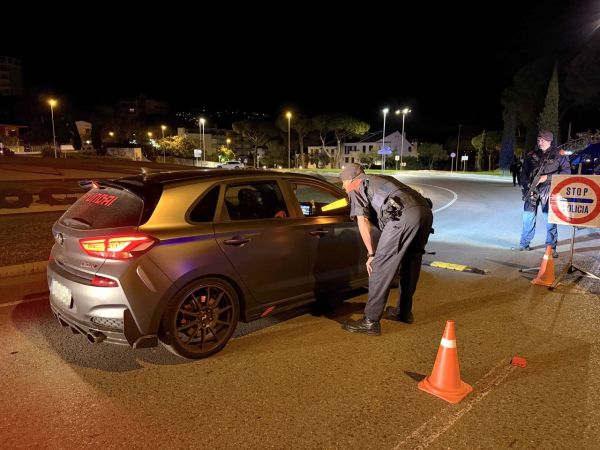 Uma operação contra armas brancas em Platja d’Aro resulta em 49 identificados e oito denúncias