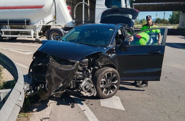 Eles pulam um sinal para dar passagem em um carro roubado na frente dos Mossos e fogem