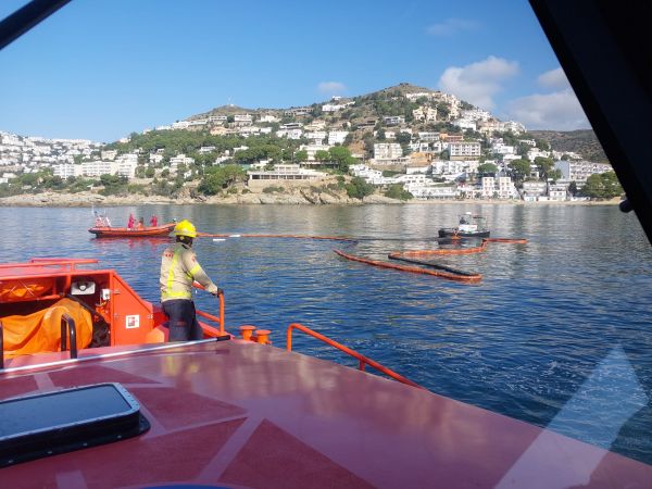 Eles contêm o vazamento de combustível do barco de pesca afundado na costa de Roses