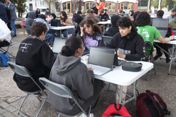 Cerca de trinta estudantes competem em Portbou em busca de possíveis erros em um site fictício