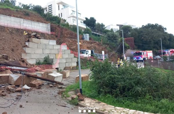 A água derruba parte de uma parede em Begur e inunda uma dúzia de porões e porões no Baix Empordà